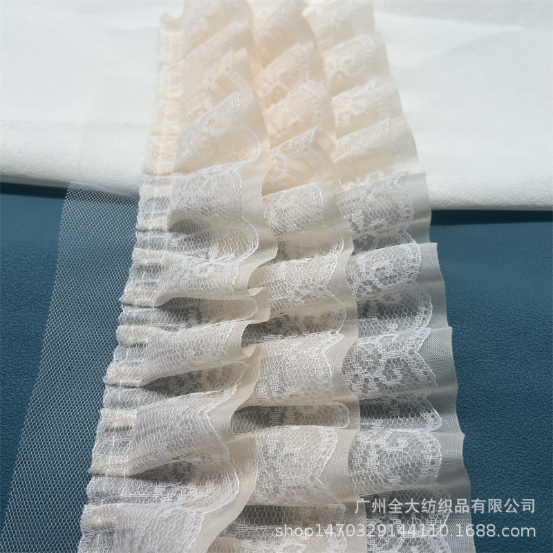 現物卸売り多色三層二層単層立体シフォンレースのスカートが袖口の服のレースの補助材料を並べています。