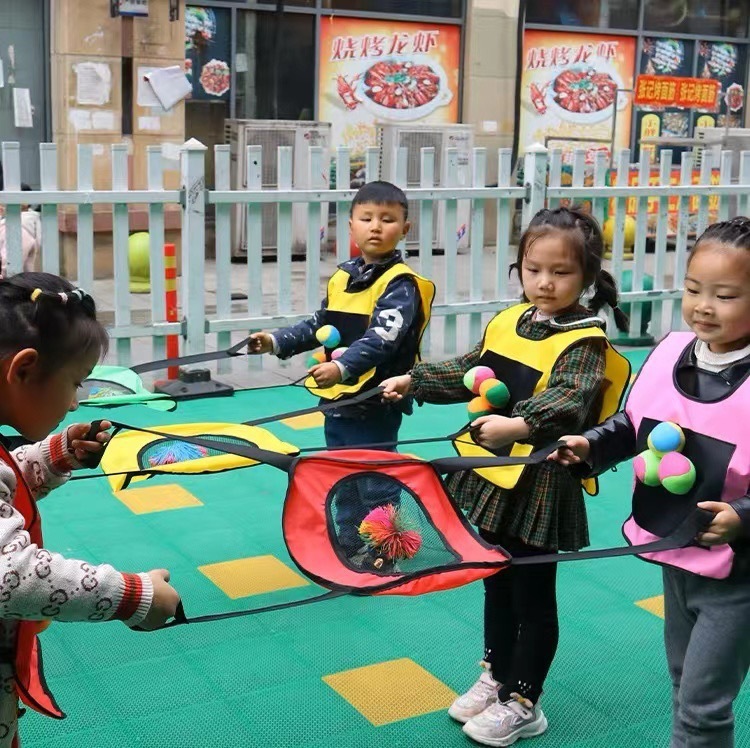 幼稚園の二人はボールを投げて体の知能の道具を捕まえます。|undefined
