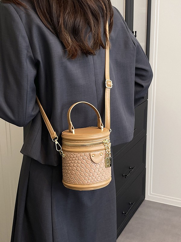 Niche Zhong moda versátil bolso de cubo para mujeres 2025 nuevo cross-border tejido bolso de mano casual exquisito mochila