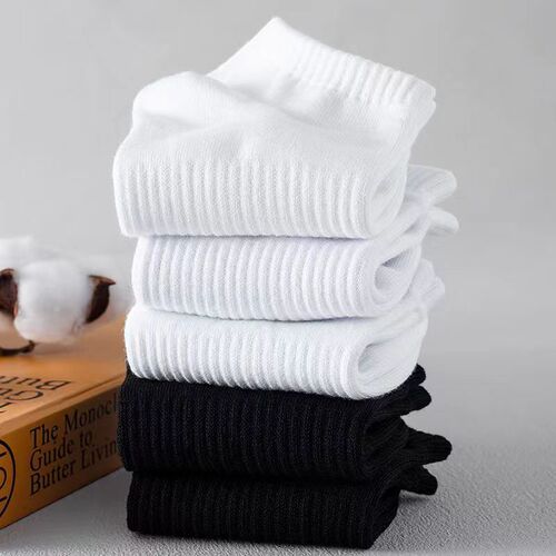 Versatile solid color minimalist black and white socks for men spring and autumn shallow mouth low-cut short-tube sports socks boat socks wholesale