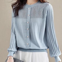 レースのつなぎ合わせの泡の袖のニットの女性の年齢を減らします。
