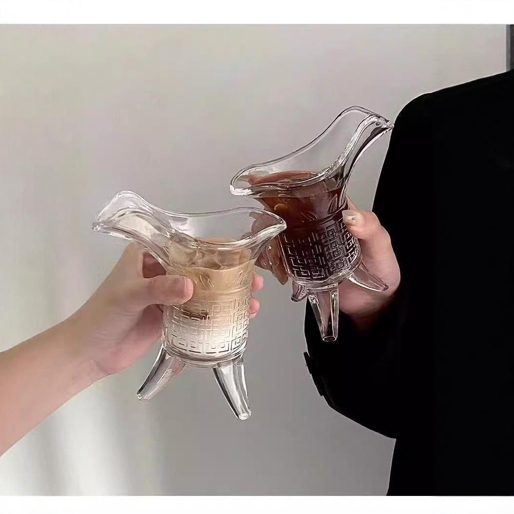 Taza del emperador antigua taza de licores personales caseros taza de tres patas taza creativa antiguo barril de vino de vidrio dispensador de licores