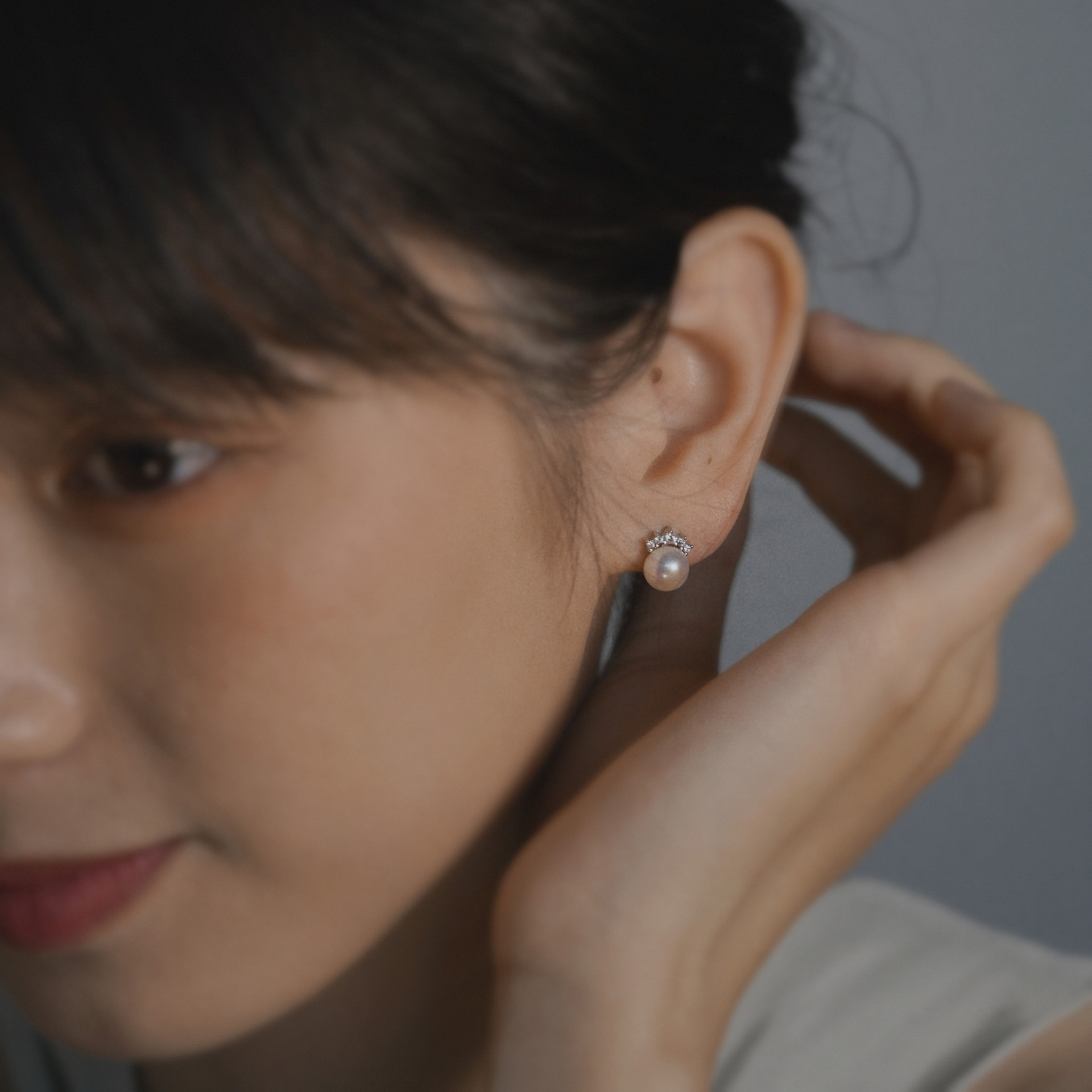 Cubic Zirconia And Pearl Stud Earrings For Everyday Elegance_voghion.com