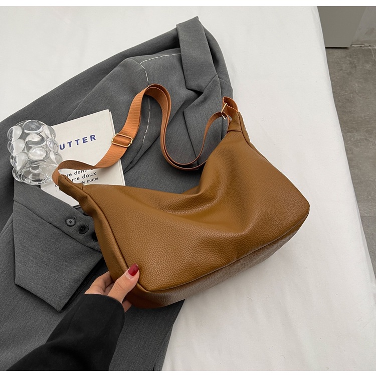 Bolso popular de este año para mujeres 2024 nuevo blando PU ancho cinturón de hombro mochila ins textura mochila de hombro