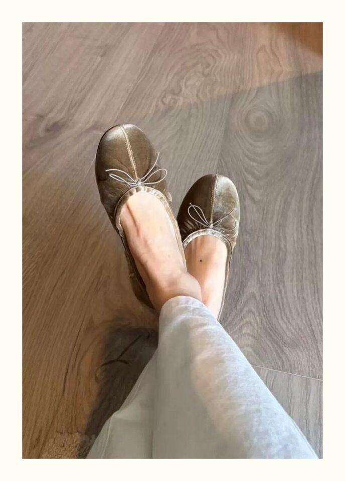 Giày búp bê Mary Jane đế bệt mũi tròn thắt nơ, chất liệu nhung, gót thấp dưới 3 cm — Màu sô-cô-la, Vàng cổ điển chi tiết 19