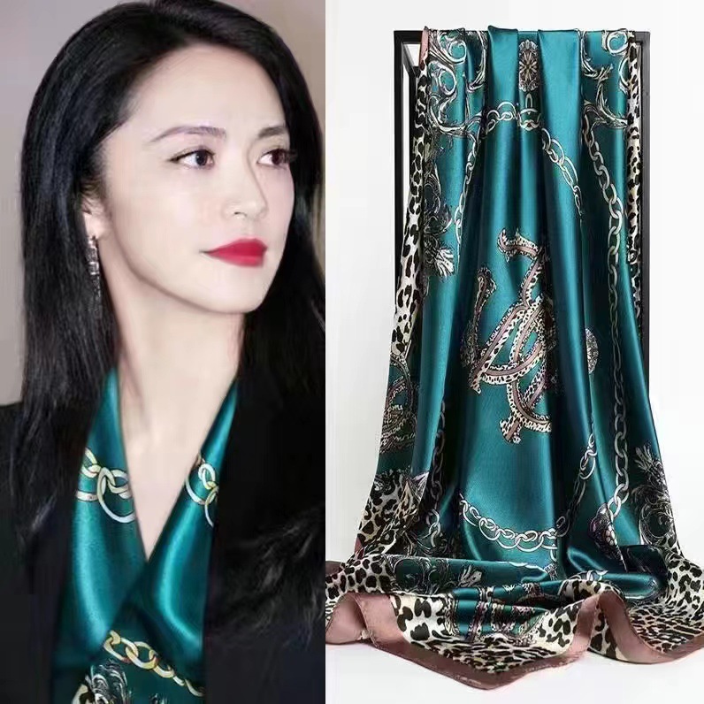 90 스퀘어 스카프 [레오파드 체인-레이크 블루]]