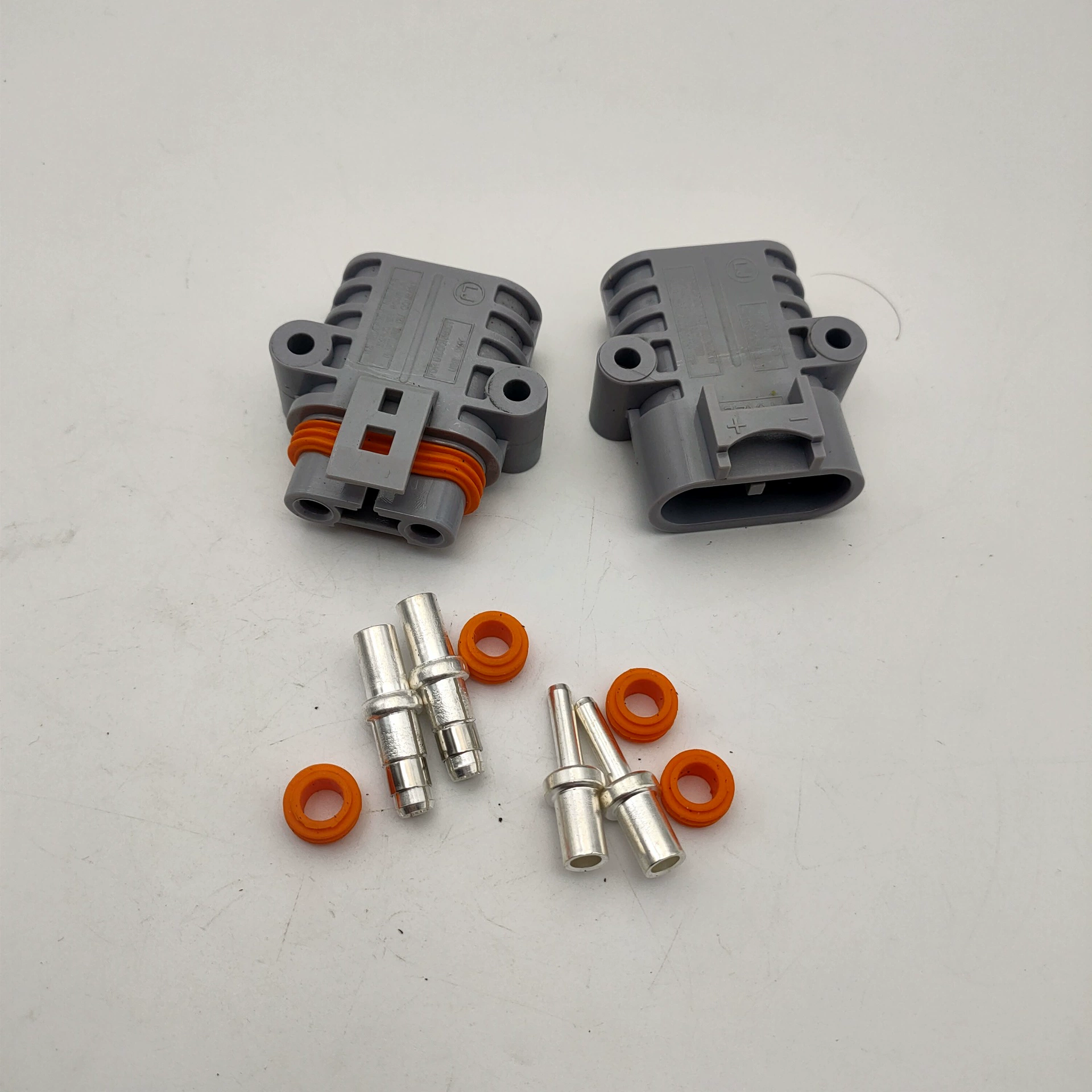 Экскаватор разделяет штепсельную вилку коробки предохранителя мужчины и разъем-розетки проводки кондиционера наивысшей мощности 50А поручая