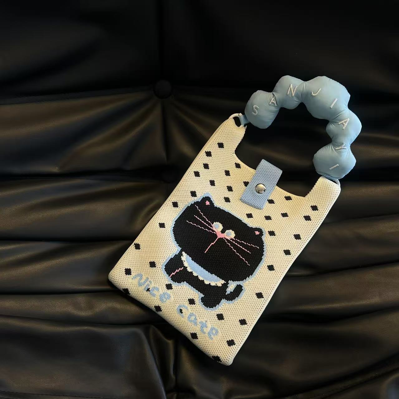 검은색과 파란색 고양이