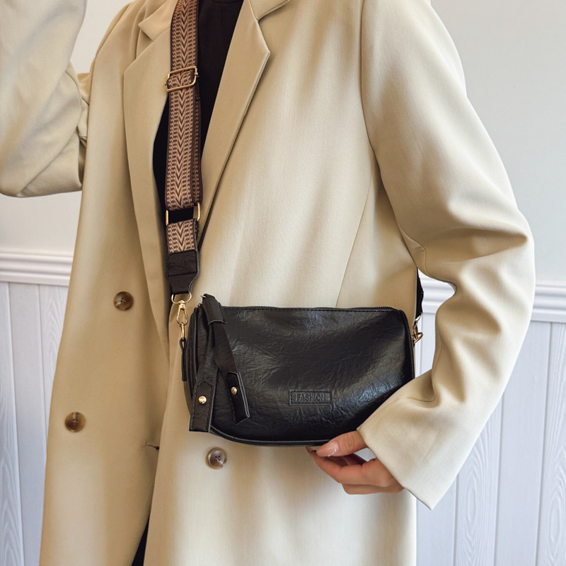 Versatile Women's Shoulder Bag With Wide Strap For Summer Season_voghion.com