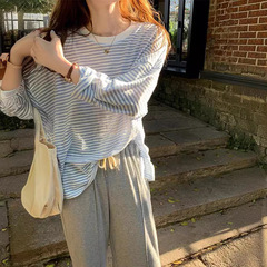 ストライプのアイスtシャツの女性のゆったりとした日焼け止めブラウスの薄いニットの夏の長袖のデザイン感があります。
