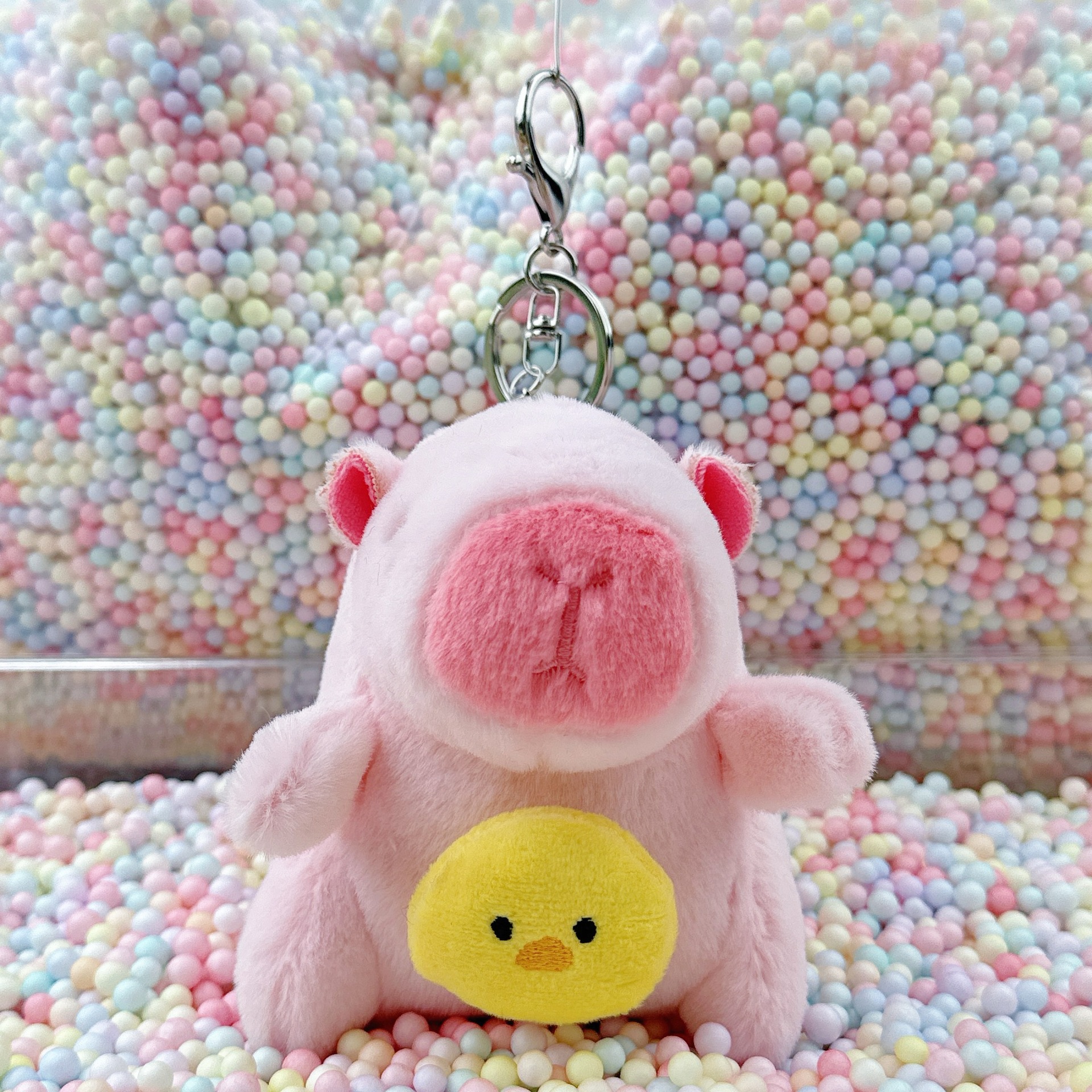 손에 쥐고 있는 병아리 핑크 카피발라 + 실버 버클