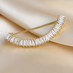 新商品の笑顔が洗練されていて、光を防ぐブローチがシンプルで、クリスタルガラスの笑顔がシャツの襟元ピンを飾っています。