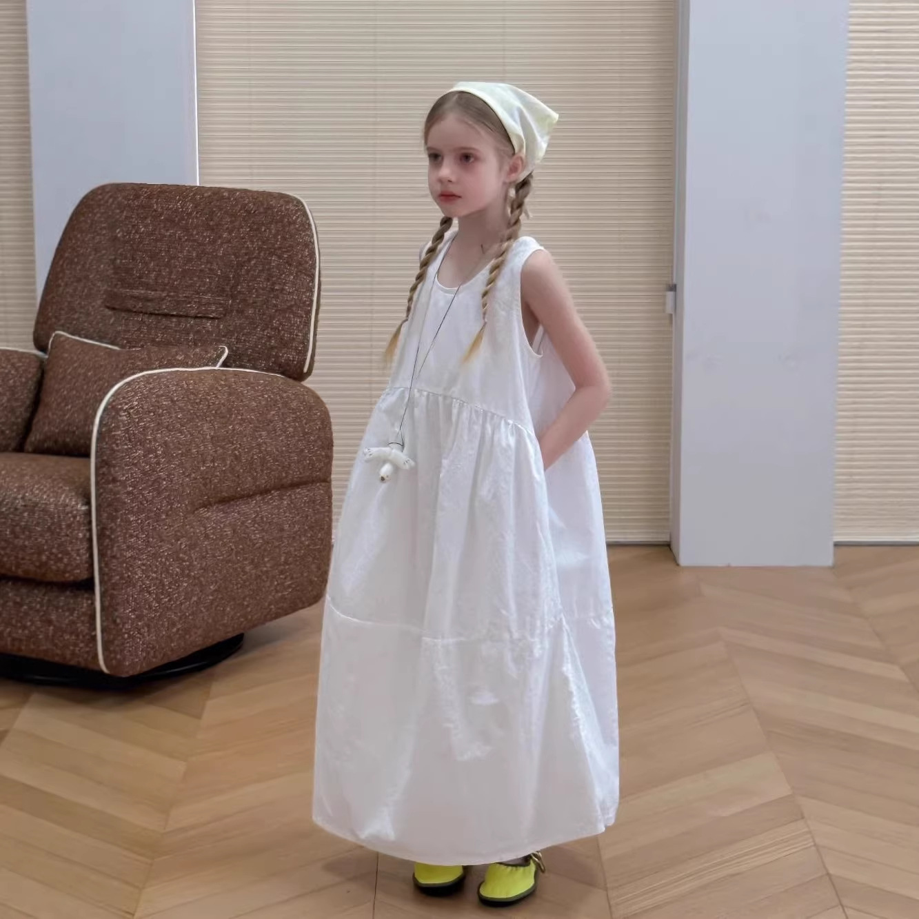Girls' white cotton and linen dress, 2026 summer style, casual wear for medium and large children, sleeveless vest midi dress.