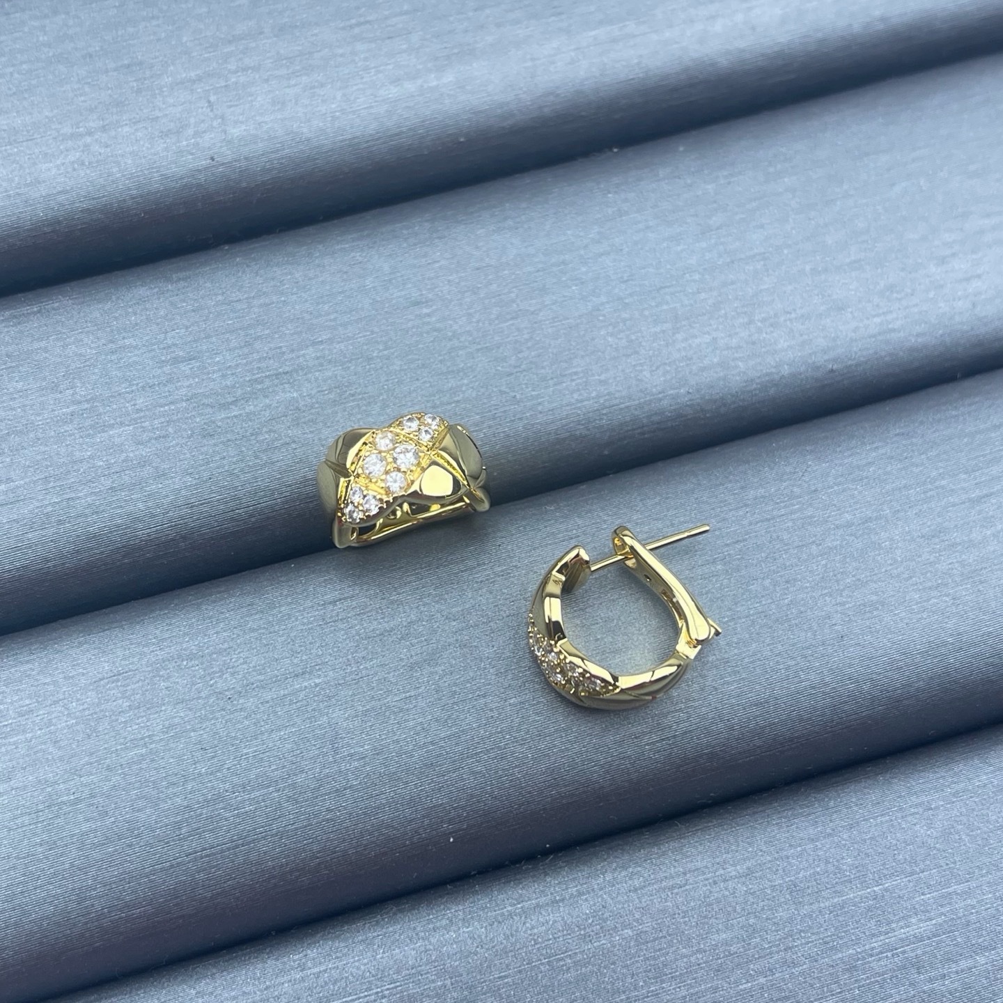 Gold diagonal diamond