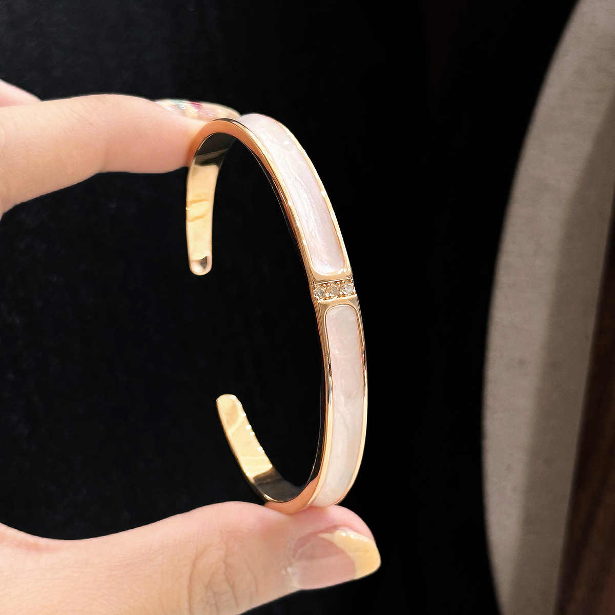 Ventas transfronterizas en caliente Seiko micro embellido pulsera de conchas blancas ligera de lujo nicho de alta humedad temperamento simple pulsera de hebilla universal