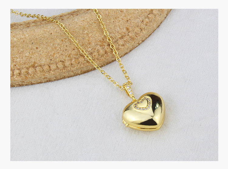 retro gold-plated copper hollow heart-shaped openable necklace