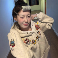 美式复古趣味刺绣纽扣连帽卫衣女春秋爆款蜡笔小新设计感小众上衣