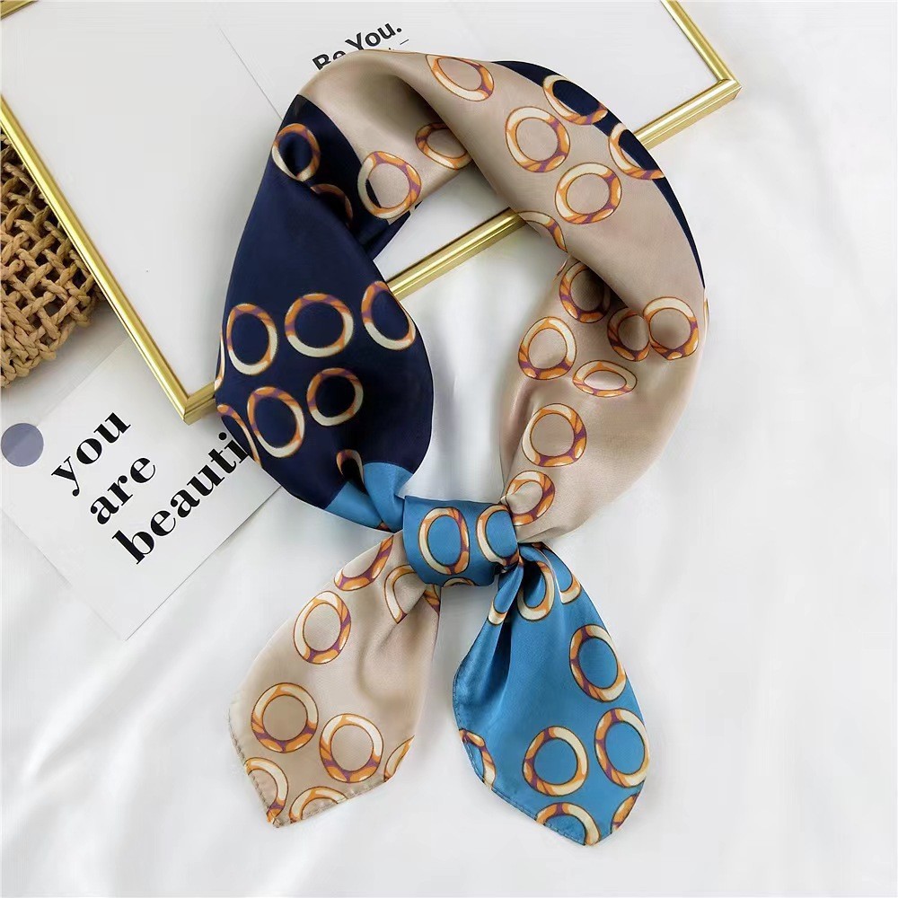 Bufanda cuadrada pequeña de satén de moda coreana 70 × 70, nueva bufanda de seda estampada, accesorios para el cabello, pañuelo para la cabeza, bufanda, serpentinas al por mayor