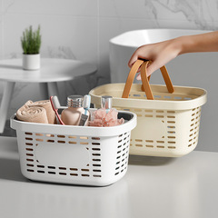お風呂のかごを手に持って、プラスチックトイレのお風呂の洗面用品を持って、水を入れてかごを入れます。