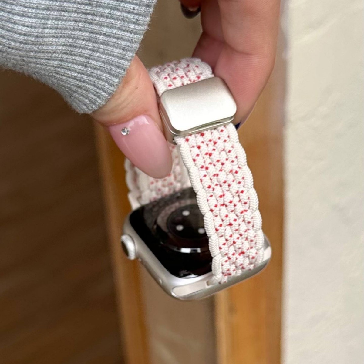 Suitable for Apple Applewatch10 Watch Strap Iwatch9876Se Fine Braided Magnetic Buckle Strap for Women