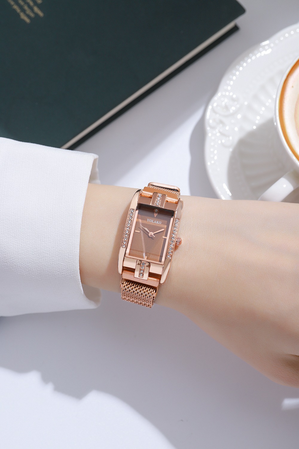 Nuovo cinturino in magnetite con orologio al quarzo da donna con design a triangolo invertito, stile quadrato, stile OL, con diamanti intarsiati_voghion.com