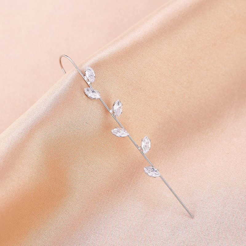 Nuevo estilo europeo y americano estilo frío diamante incrustado gancho para la oreja personalizado piercing oreja pin hembra rayo hoja oreja clip oblicua línea oreja espárragos