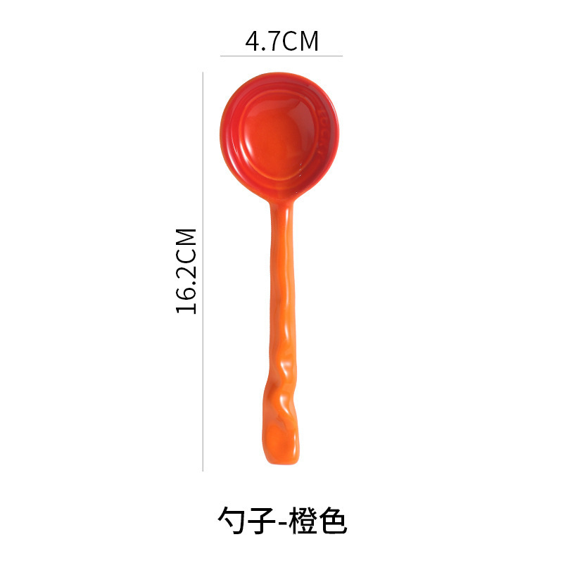 작은 오렌지 숟가락