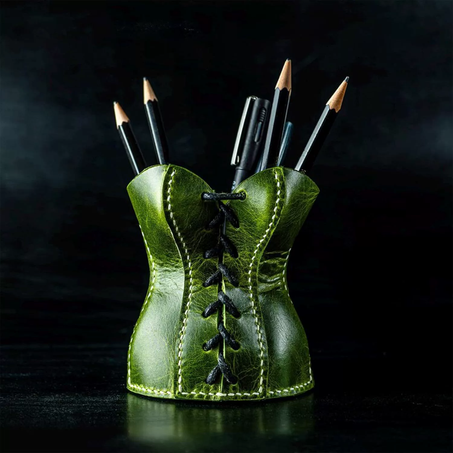 [Corset pencil cup leather ] translated to Russian should be an accurate translation of the input element, keeping format if possible. However, the input contains mixed Chinese and English and brackets. We should translate to Russian while retaining meaning: It seems to be a product: Corset pencil cup leather?