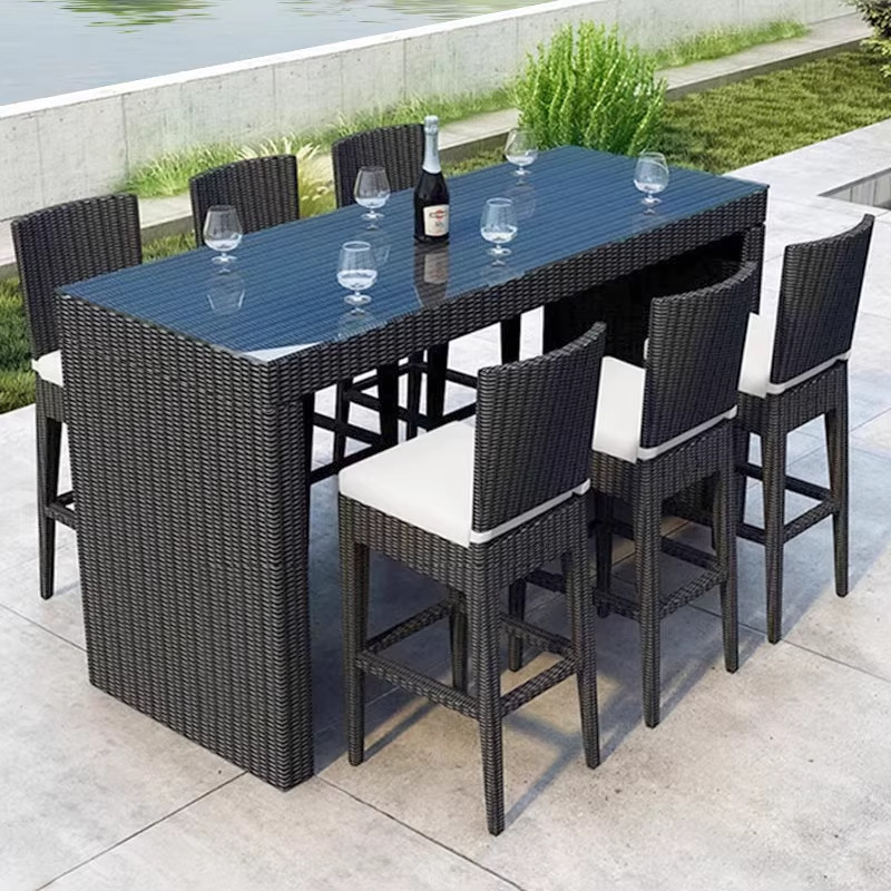 Una mesa con 6 mesas largas con superficie de vidrio