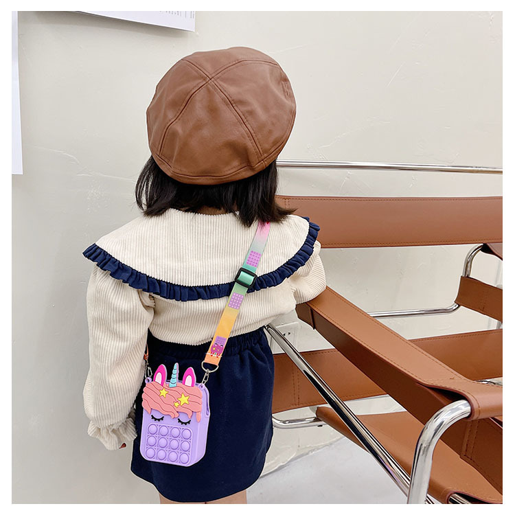 Color Cartoon Silicone Bag 2021 Autumn New Girl Child Change Storage Messenger Bag display picture 12