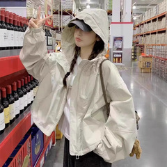 突撃服のコートの女性は2025年春秋の新型の帽子がとてもきれいで、ゆったりしたショートジャケットの上着です。