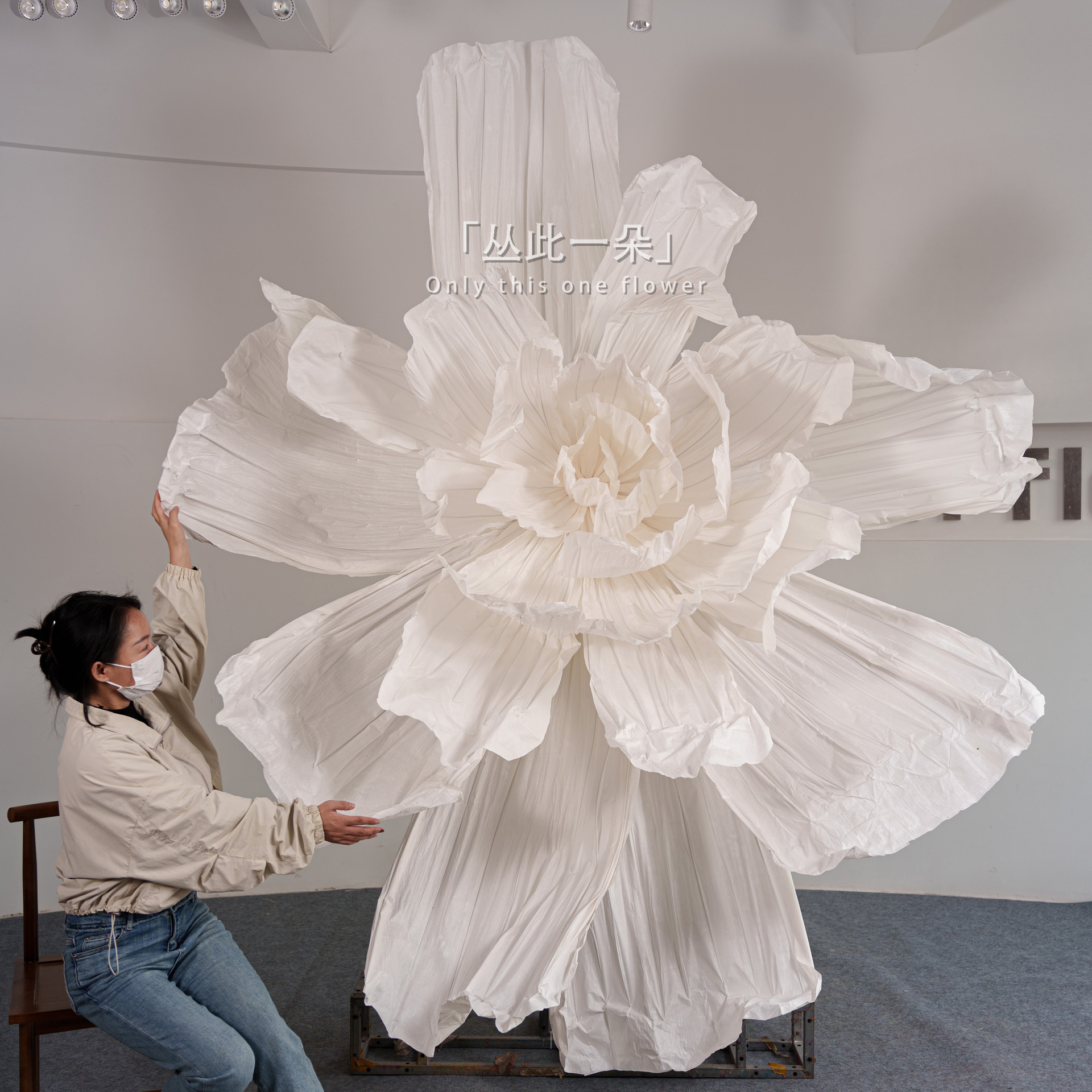 白色巨型大纸花美塑花大型婚礼背景花装饰手工褶皱纸花橱窗美陈