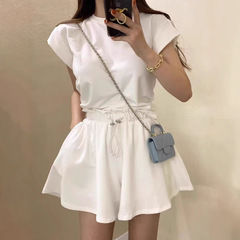 韓国のchi夏の大衆気質の後にフォークをつけて半袖のtシャツの上着のひもの広い足の半ズボンの2つのセットを持ちます。