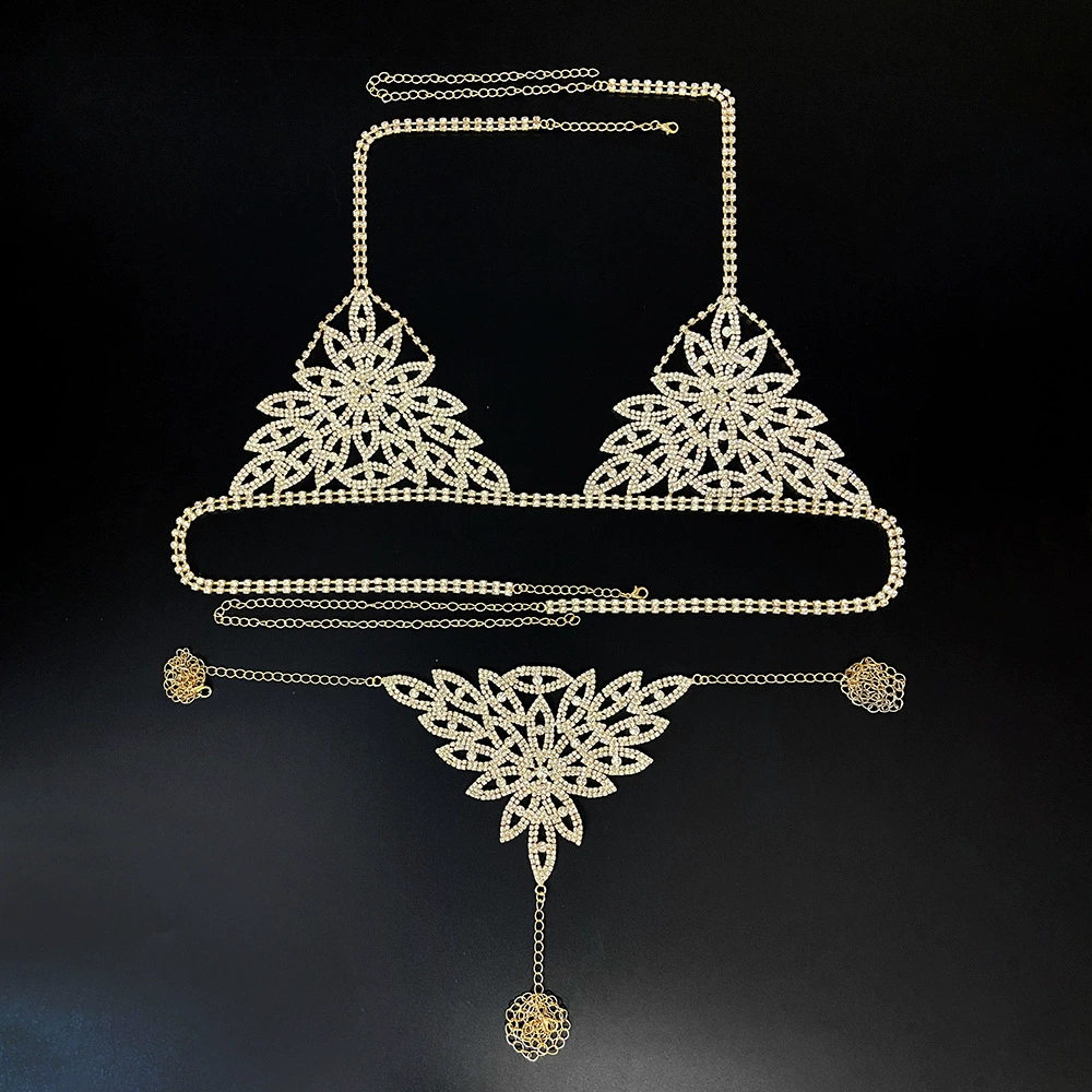 Амазонка взорвала преувеличенную цепь тела со стразами