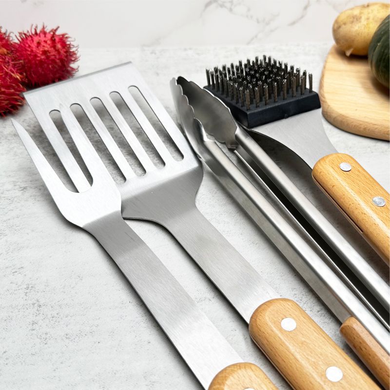 Amazon Spot Juego de herramientas de barbacoa de acero inoxidable BBQ al aire libre mango de haya pala tenedor combinación pinza juego de 4 piezas