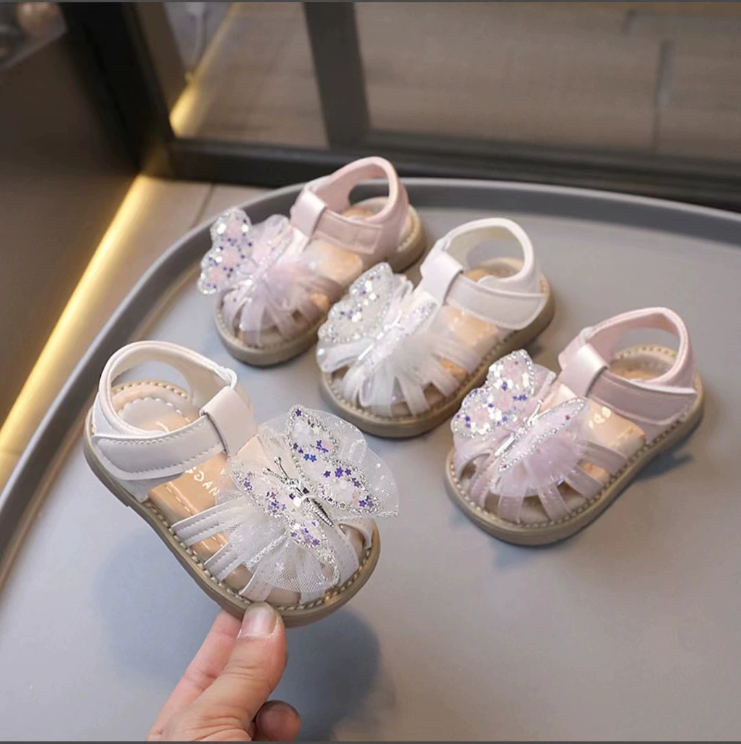 Новые летние сандалии для девочек, закрытые туфли-принцессы для малышей 1-2 лет, дышащие нескользящие туфли на мягкой подошве.