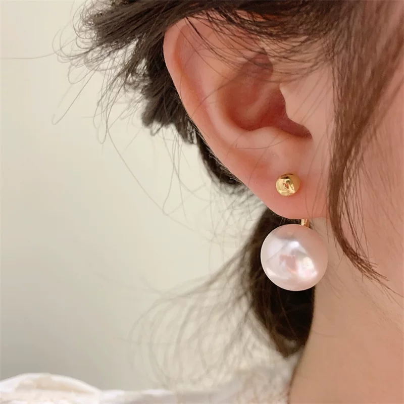 Серебряная игла из жемчуга, небольшие дизайнерские серьги, яркий броский стиль, легкий роскошный стиль, тренд сезона