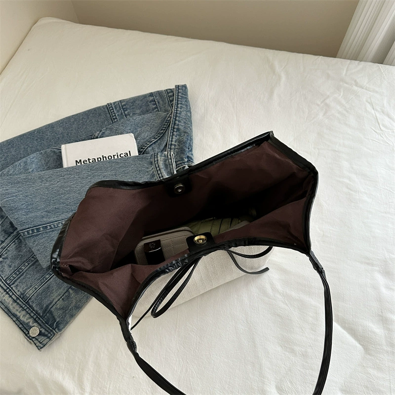 Capacious shoulder bag, one-shoulder bag with bow, western style