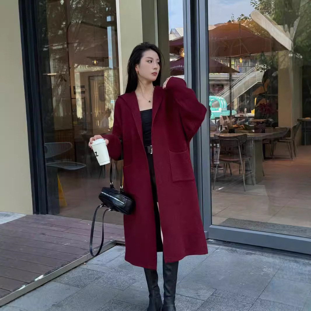 24 invierno Puyuan Angola bolsillo con capuz rojo largo medio cardigan de punto para mujeres 2024 otoño