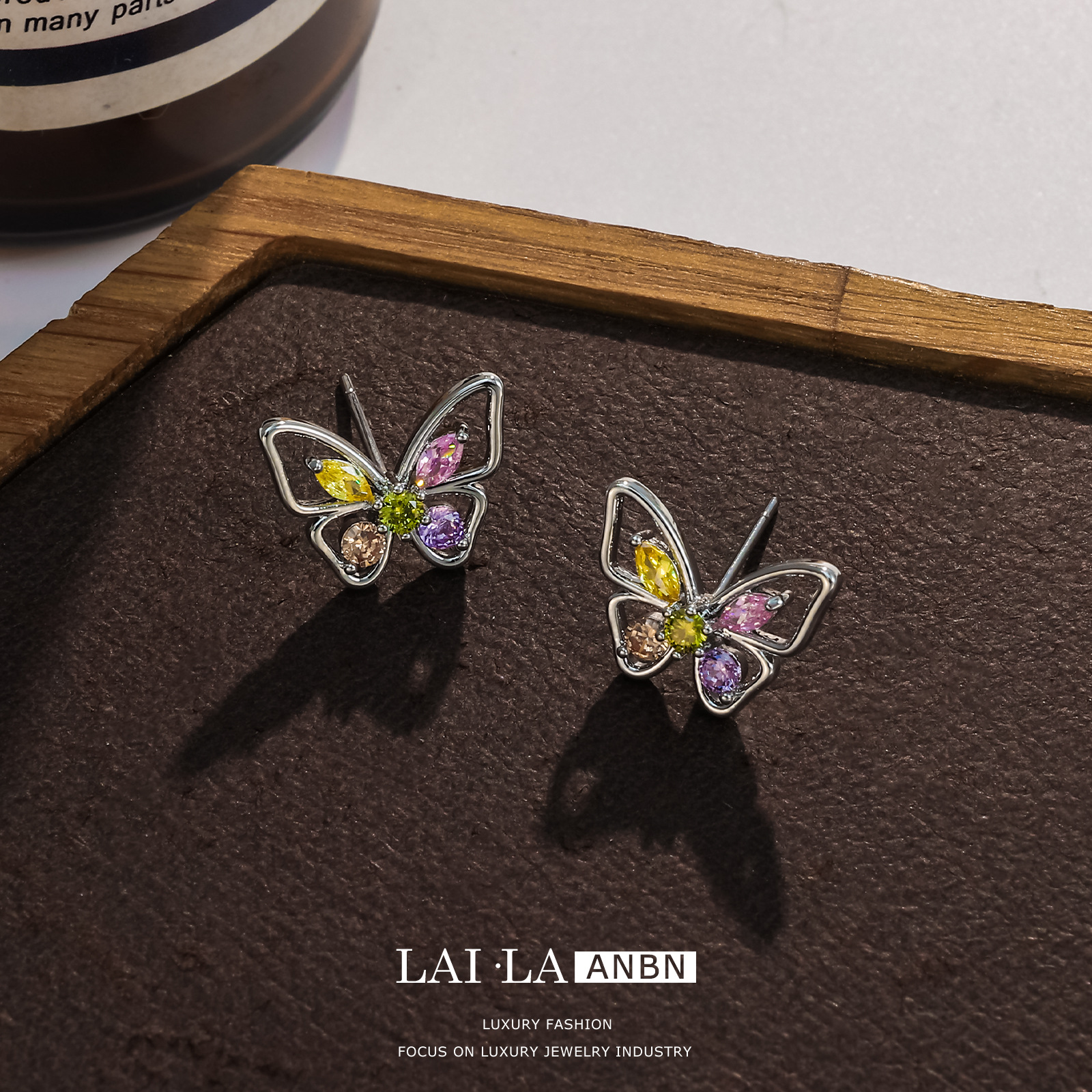 Mosquito bobina clip de oreja hembra sin oreja S925 aguja de plata con incrustaciones de color circonio mariposa pequeña oreja espárragos nicho Mini exquisitos pendientes