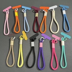 手首のシンプルな携帯電話のストラップ