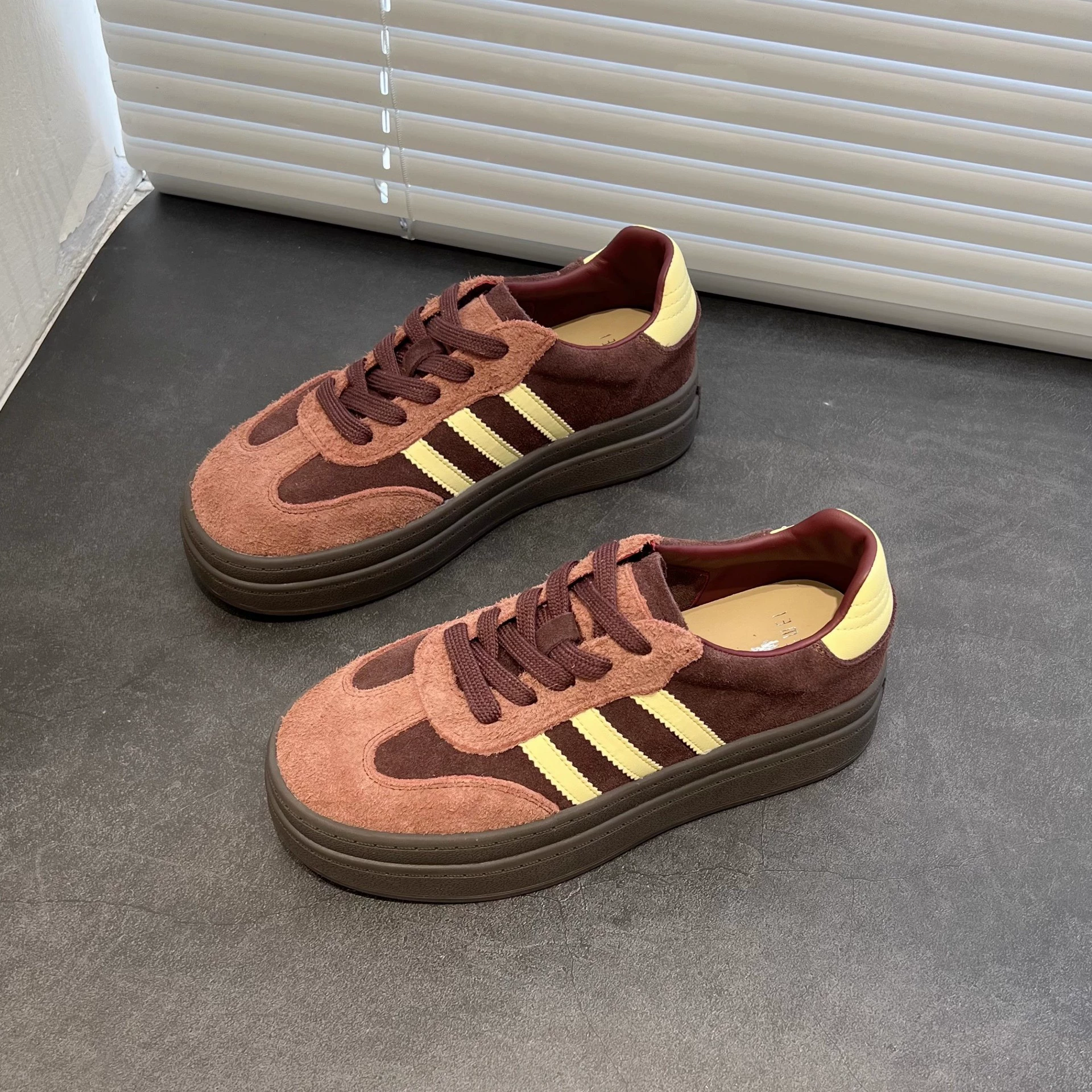 Женские туфли Yuewei высокого качества, нескользящие, повседневные кроссовки, ретро-классика, универсальные, для тренировок, маленькие белые туфли