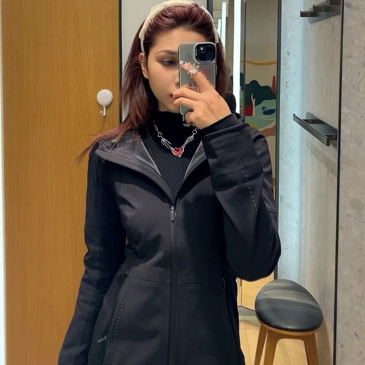 New Women's Hooded Soft Shell Plus Velvet Sports Jacket Outdoor Waterproof Sports Jacket Waist Slimming