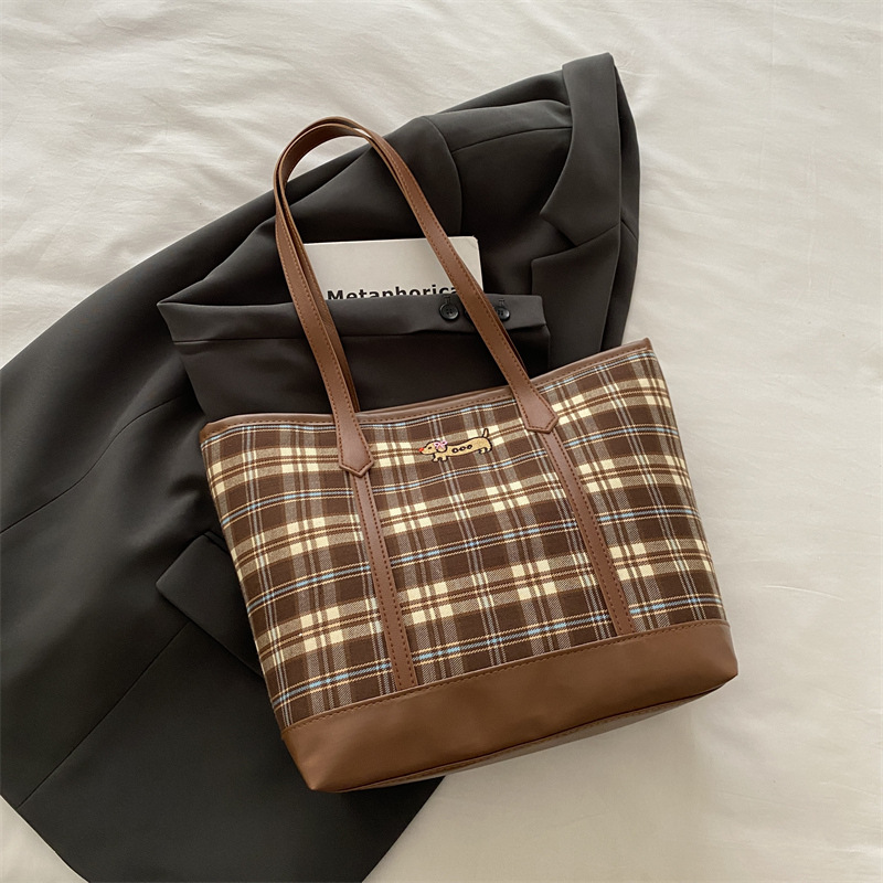 Otoño y invierno retro bolsas de gran capacidad a cuadrícula para mujeres 2024 nueva bolsa de hombro de viajes casuales bolsa de estudiantes universitarios