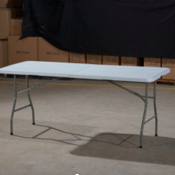 Puesto al aire libre mesa plegable simple portátil al por mayor mesa de camping y silla de oficina en casa tira de plástico noche mercado mesa de comedor