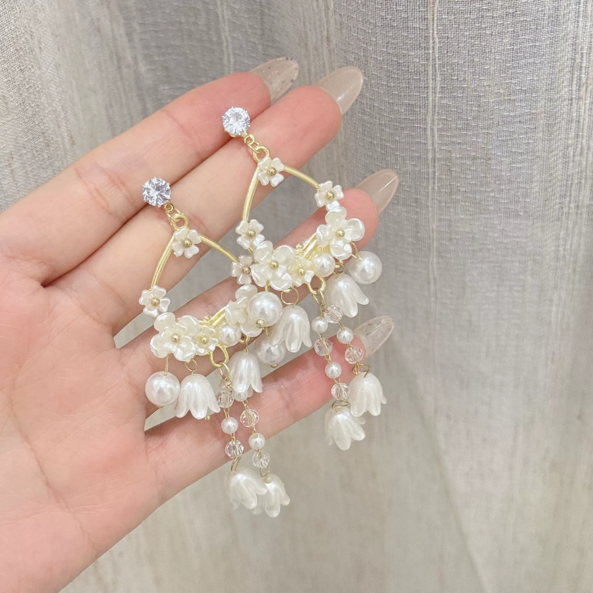 Серебряная игла, дизайнерские серьги с жемчугом, французский стиль, стиль легкой роскоши, орхидея, цветочная, тренд сезона