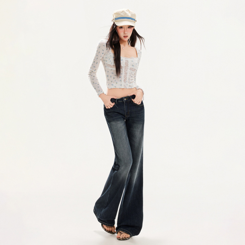 Straight-fit slim jeans with a washed-out, vintage look and Paris buckle Straight-fit slim jeans with a washed-out, vintage look and Paris buckle
