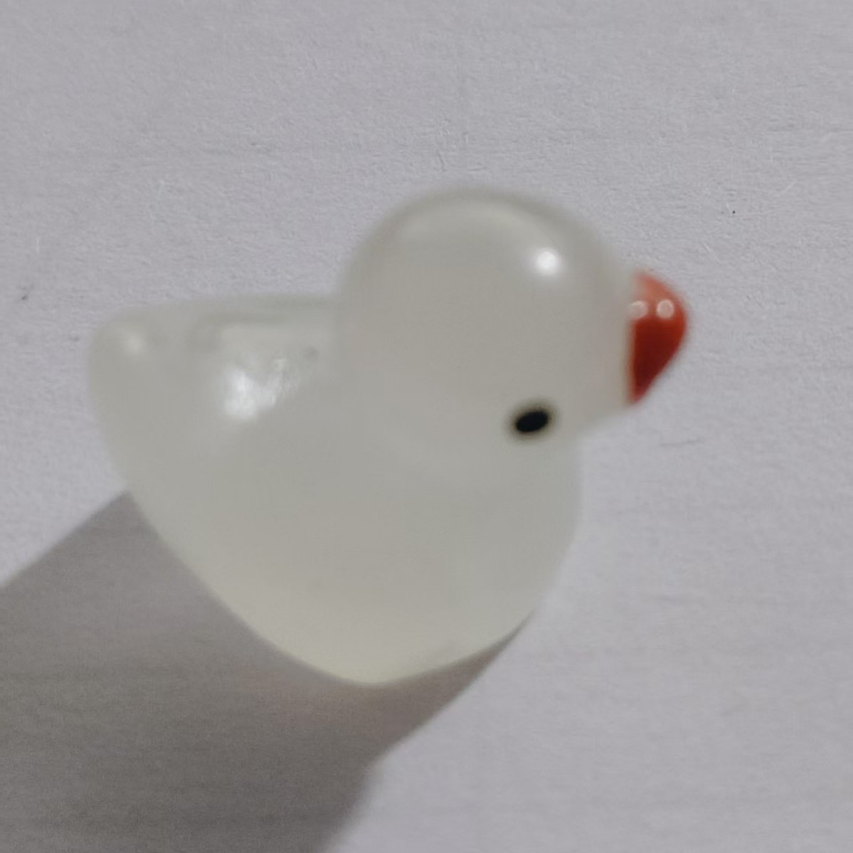 Mini patito luminoso Adornos de animales pequeños de colores para niños Diy Colgante de resina Llavero de recuerdo hecho a mano