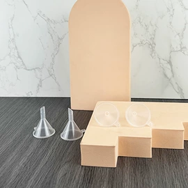 塑料瓶、壶;塑料罐;金属盖