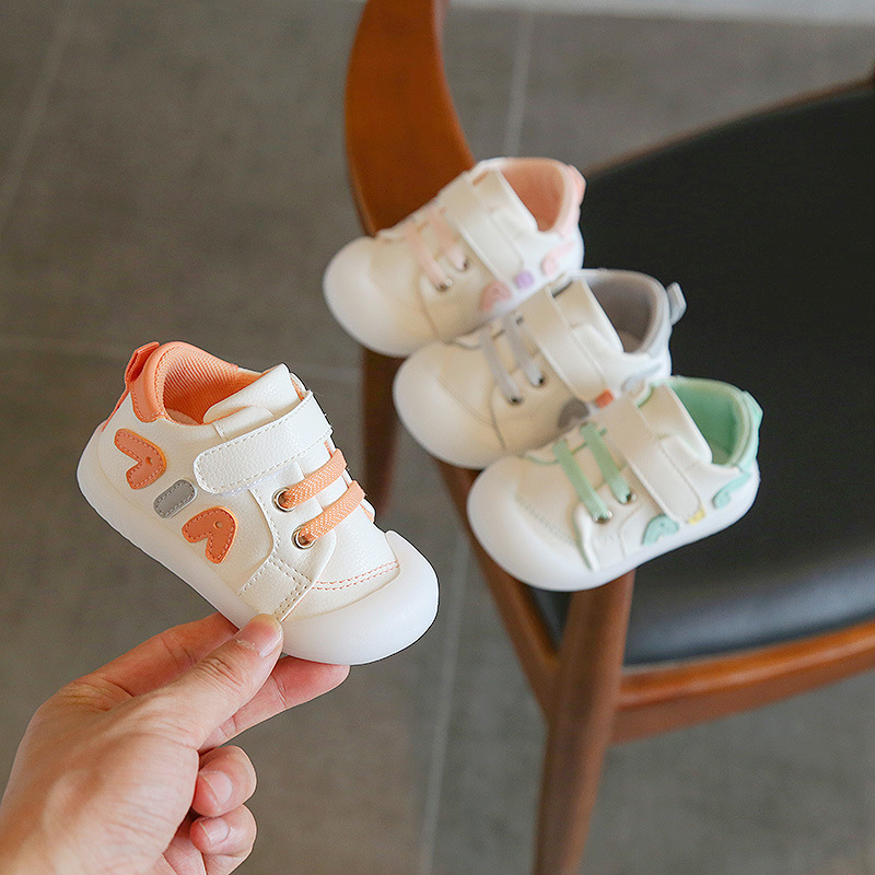 2024 nuevos zapatos de bebé de primavera y otoño zapatos de niño de fondo suave 1-2 años de edad niños y niñas zapatos blancos zapatos de bebé